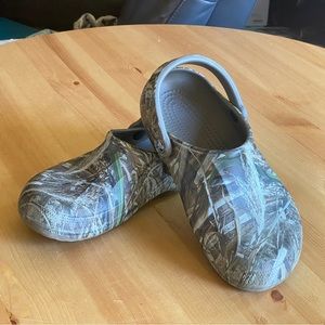 Crocs Real Tree Camo Straps Unisex Mens size 7 or Woman Size 9